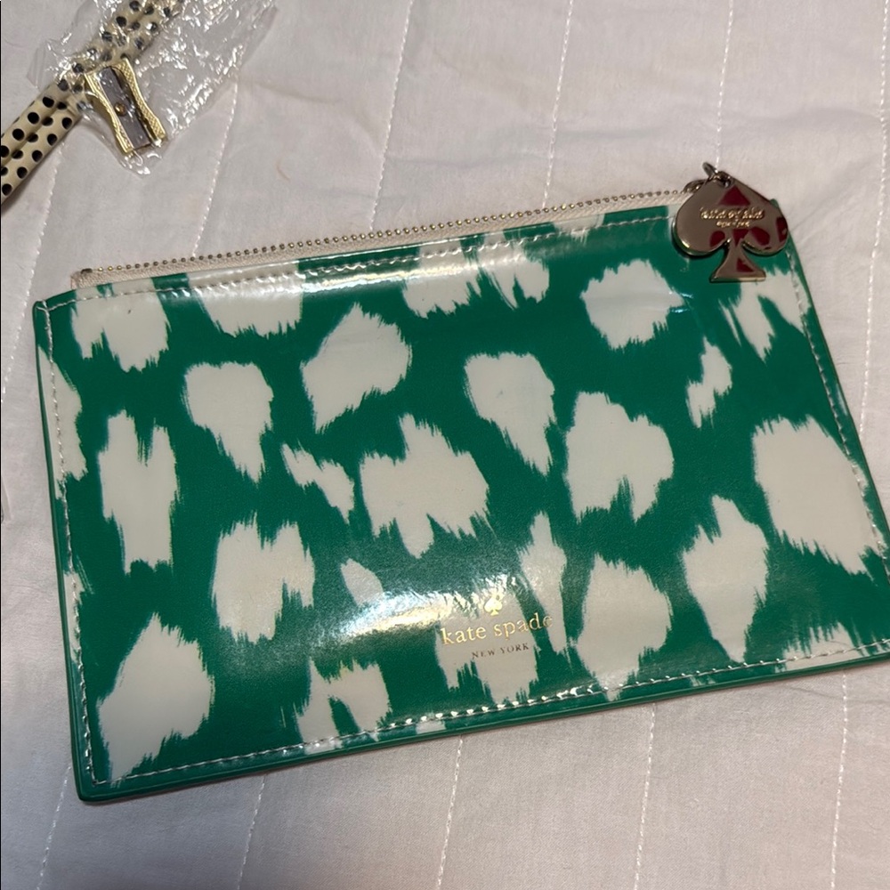 Kate Spade Green and White Patterned Pouch - Picture 3 of 6